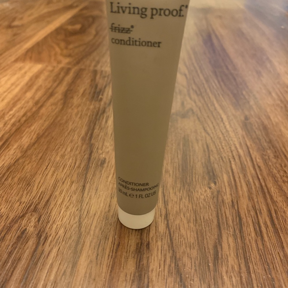 🌸New🌸 Living Proof travel size 1fl oz smoothing conditioner.